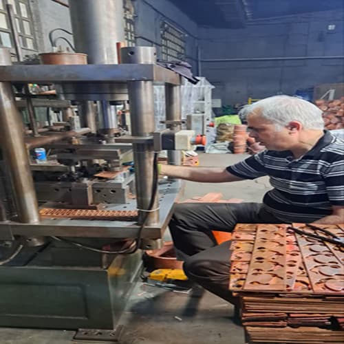 مسگرها به قوت بازو و ضرب چکش خود، خلق هنر می‌کنند
