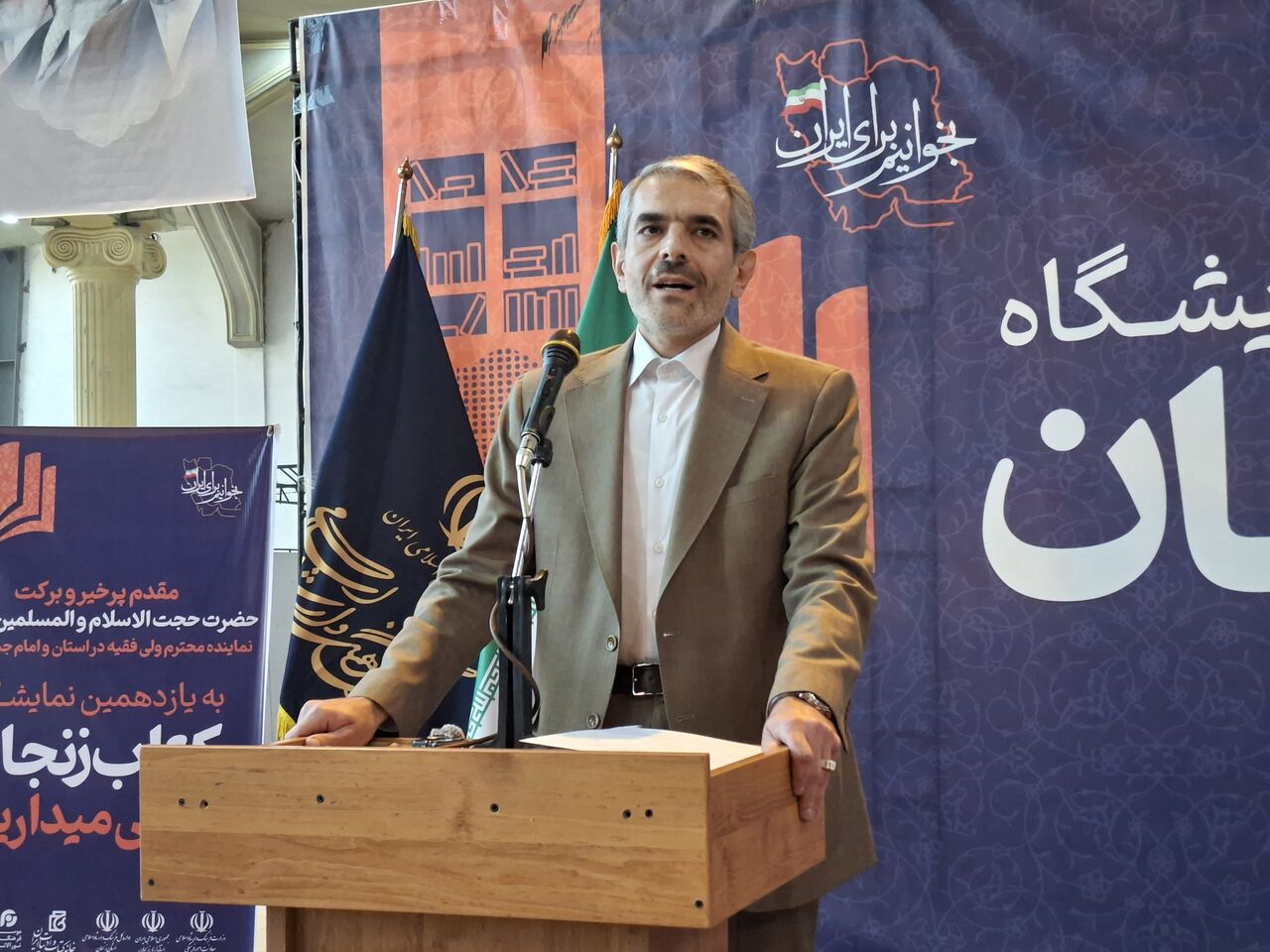 کتاب‌خوانی از اولویت‌های اساسی جامعه است